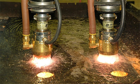 Plasma cutting above water with bubble muffler